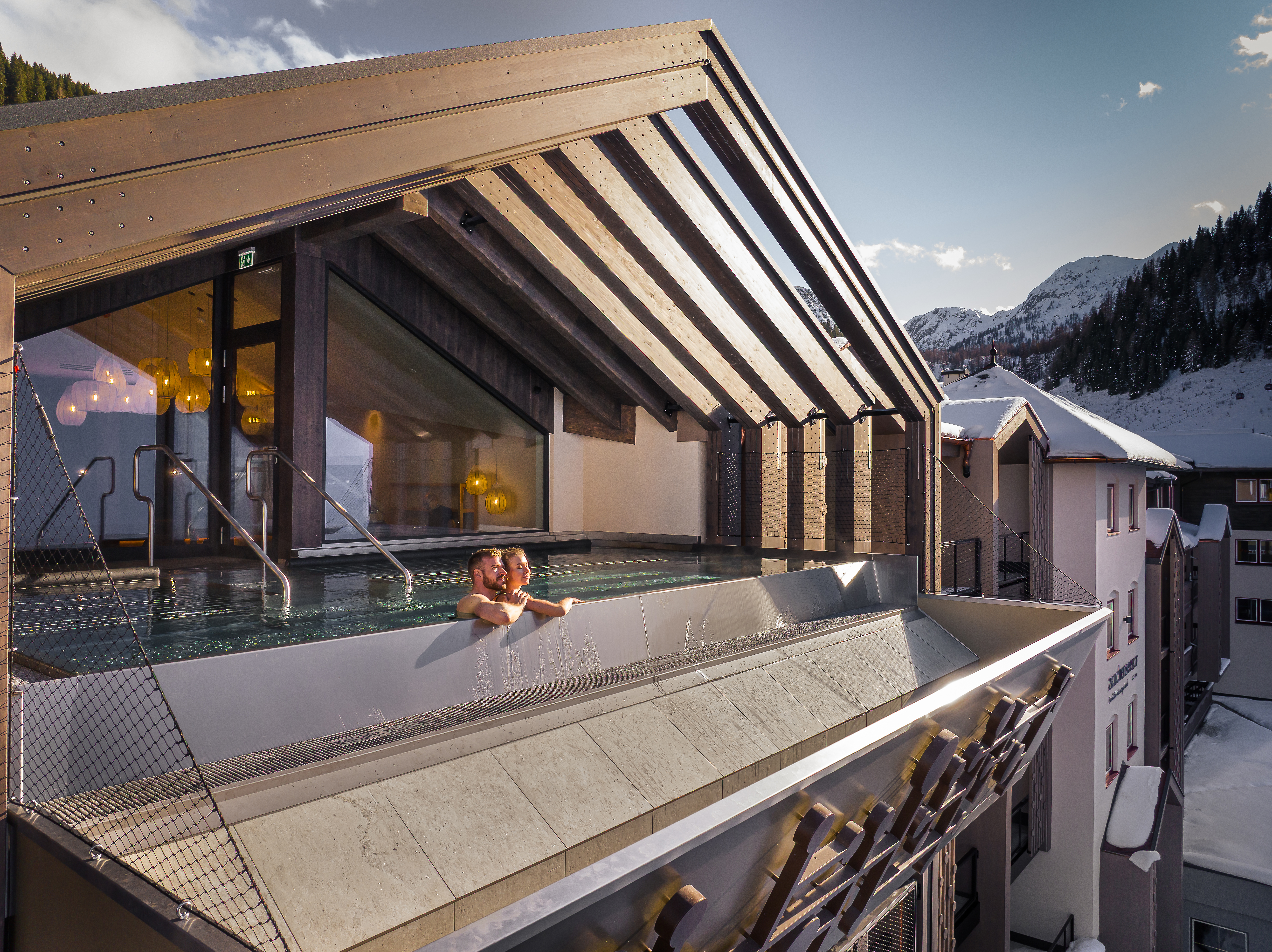 Familienhotel - Mallnitz - Infinity-Pool mit Bergblick im Winterurlaub  - Hotel Zauchensee Zentral