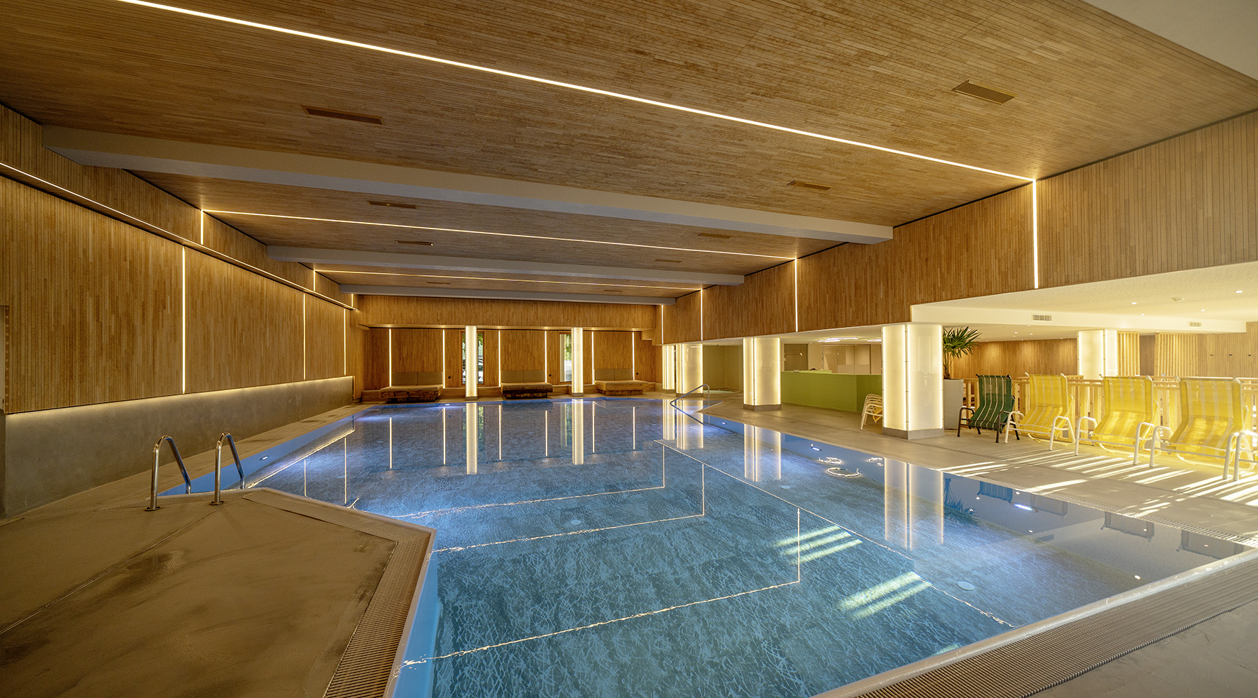 Kinderhotel: Modernes Hallenbad mit Familienliegen - Ferienclub Bellevue am Walchsee
