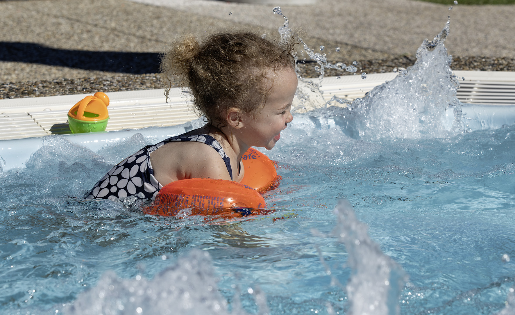 Kinderhotel: Kinderplanschbecken neben beheizten Außenpool - Ferienclub Bellevue am Walchsee