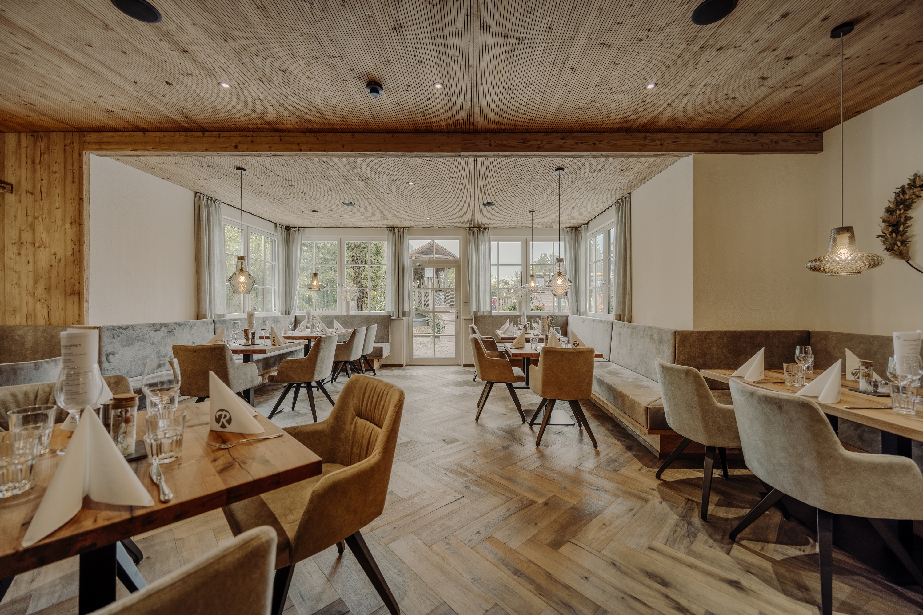 Kinderhotel: Restaurant im Haupthaus Reslwirt - Resl Resort - Wohnen | Schlafen