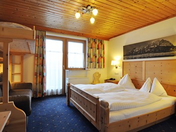 Kaiserhotel Kitzbühler Alpen Zimmerkategorien Familienunterkunft Oberndorf
