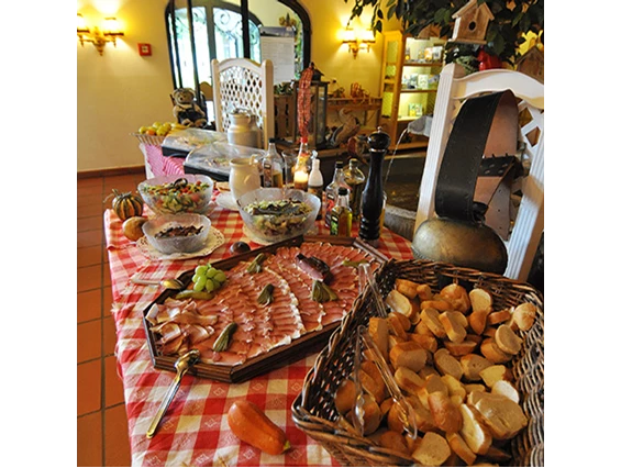 Kinderhotel: Bauernbuffet - Kaiserhotel Kitzbühler Alpen