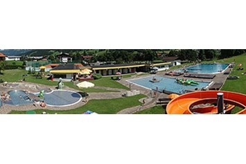 Kinderhotel: öffentliches Freischwimmbad von Oberndorf "Bichlachbad" - Kaiserhotel Kitzbühler Alpen