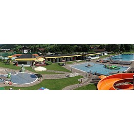 Kinderhotel: öffentliches Freischwimmbad von Oberndorf "Bichlachbad" - Kaiserhotel Kitzbühler Alpen