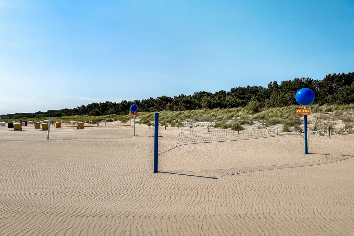 Kinderhotel: Am Strand, Beachvolleyball - TUI SUNEO Kinderresort Usedom