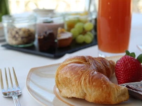 Kinderhotel: Panoramarestaurant Königsstuhl mit einem täglich wechselnden Frühstückbuffet, ergänzt durch ein Spezialitätenbuffet an verschiedenen Tagen der Woche. - Rugard Thermal Strandhotel