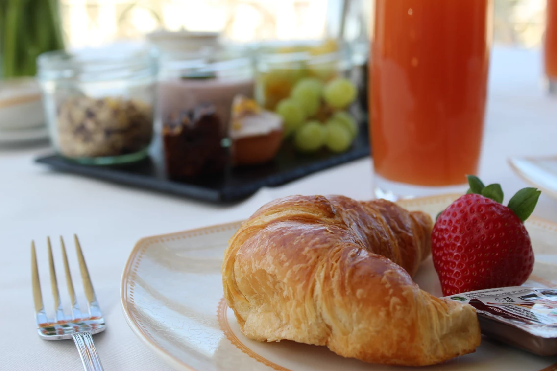 Kinderhotel: Panoramarestaurant Königsstuhl mit einem täglich wechselnden Frühstückbuffet, ergänzt durch ein Spezialitätenbuffet an verschiedenen Tagen der Woche. - Rugard Thermal Strandhotel