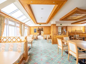 Kinderhotel: Panoramarestaurant Königsstuhl mit einem täglich wechselnden Frühstückbuffet, ergänzt durch ein Spezialitätenbuffet an  - Rugard Thermal Strandhotel