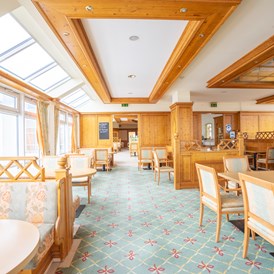 Kinderhotel: Panoramarestaurant Königsstuhl mit einem täglich wechselnden Frühstückbuffet, ergänzt durch ein Spezialitätenbuffet an  - Rugard Thermal Strandhotel