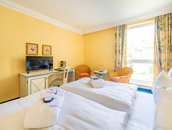 Kinderhotel: Standard-Doppelzimmer zur Landseite mit Doppelbett, Flachbild-TV. Bad mit Dusche & WC. - Rugard Thermal Strandhotel