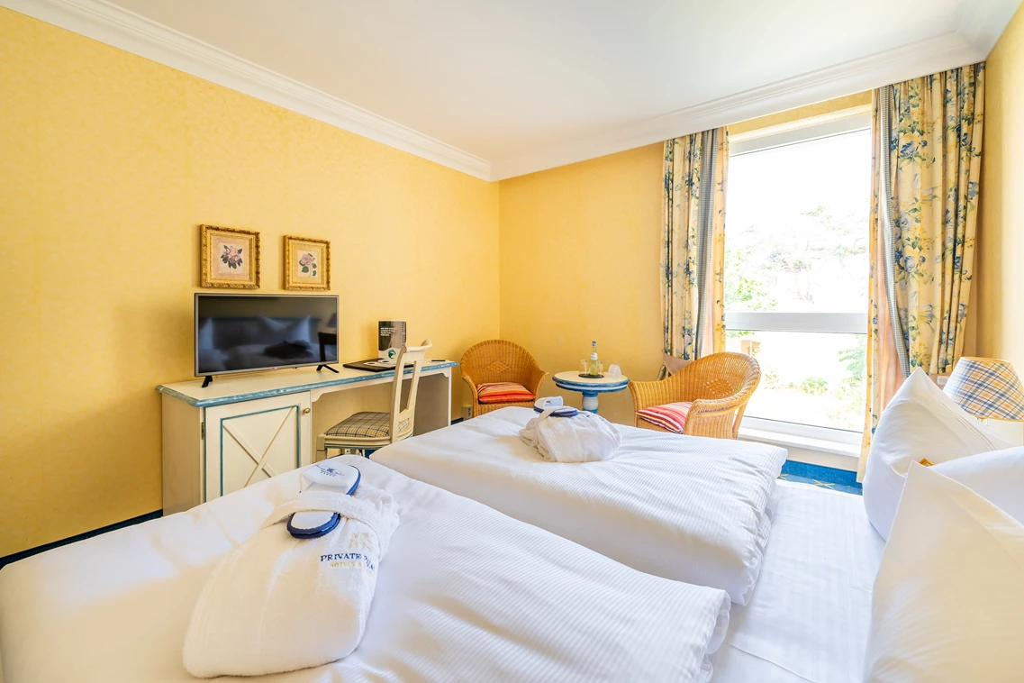 Kinderhotel: Standard-Doppelzimmer zur Landseite mit Doppelbett, Flachbild-TV. Bad mit Dusche & WC. - Rugard Thermal Strandhotel