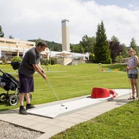 Kinderhotel: Minigolf spielen draußen - Ferienclub Maierhöfen