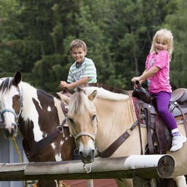 Kinderhotel: Kinder reiten auf Pferde - Ferienclub Maierhöfen