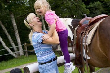 Kinderhotel: Kinder reiten auf Pferde - Ferienclub Maierhöfen