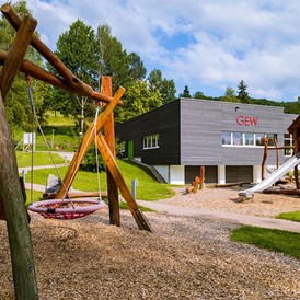 Kinderhotel: Spielplatz mit Schaukel - Ferienclub Maierhöfen