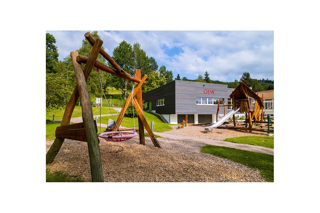 Kinderhotel: Spielplatz mit Schaukel - Ferienclub Maierhöfen