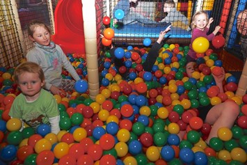 Kinderhotel: Bällebad in der Indoor Kinderspielwelt - Ferienclub Maierhöfen