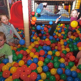 Kinderhotel: Bällebad in der Indoor Kinderspielwelt - Ferienclub Maierhöfen