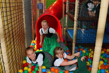 Kinderhotel: Rutschen in der Indoor Kinderspielwelt - Ferienclub Maierhöfen