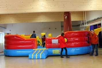 Kinderhotel: Hüpfburg in der Indoor Kinderspielwelt - Ferienclub Maierhöfen
