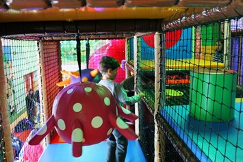 Kinderhotel: Softplayanlage in der Kinderspielwelt - Ferienclub Maierhöfen