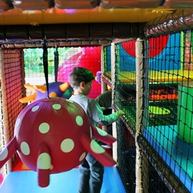 Kinderhotel: Softplayanlage in der Kinderspielwelt - Ferienclub Maierhöfen