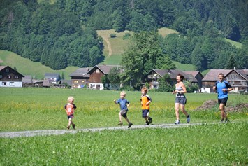 Kinderhotel: Kinderjogging mit Chef Christian - Sonne Bezau Familotel Bregenzerwald