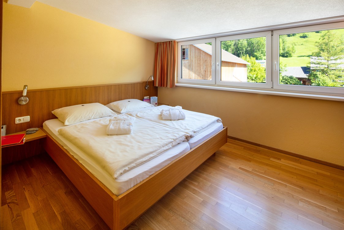 Kinderhotel: Schlafzimmer im Familienappartement - Sonne Bezau Familotel Bregenzerwald