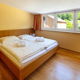 Kinderhotel: Schlafzimmer im Familienappartement - Sonne Bezau Familotel Bregenzerwald