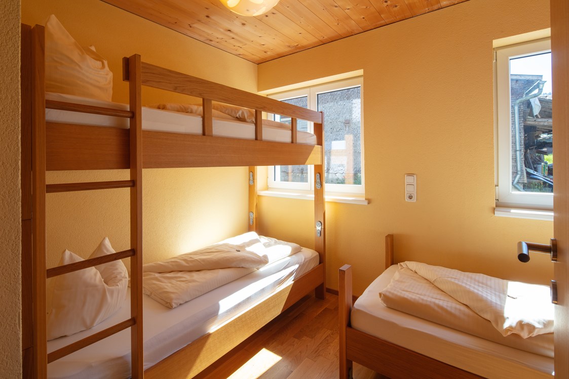 Kinderhotel: Kinderzimmer im Familienappartement - Sonne Bezau Familotel Bregenzerwald