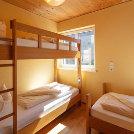 Kinderhotel: Kinderzimmer im Familienappartement - Sonne Bezau Familotel Bregenzerwald