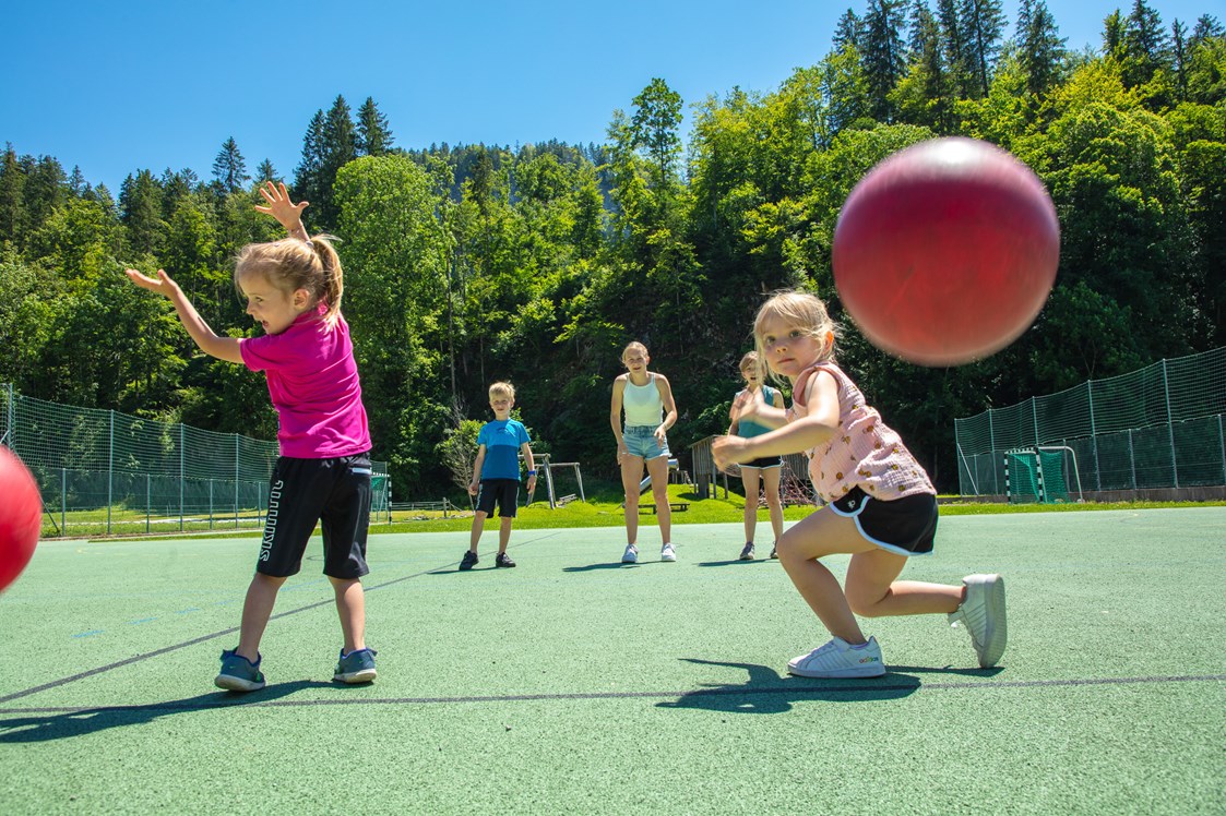 Kinderhotel: Bewegungstunden in der Kinderbetreuung - Sonne Bezau Familotel Bregenzerwald
