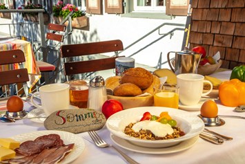 Kinderhotel: Frühstück auf der Terrasse - Sonne Bezau Familotel Bregenzerwald