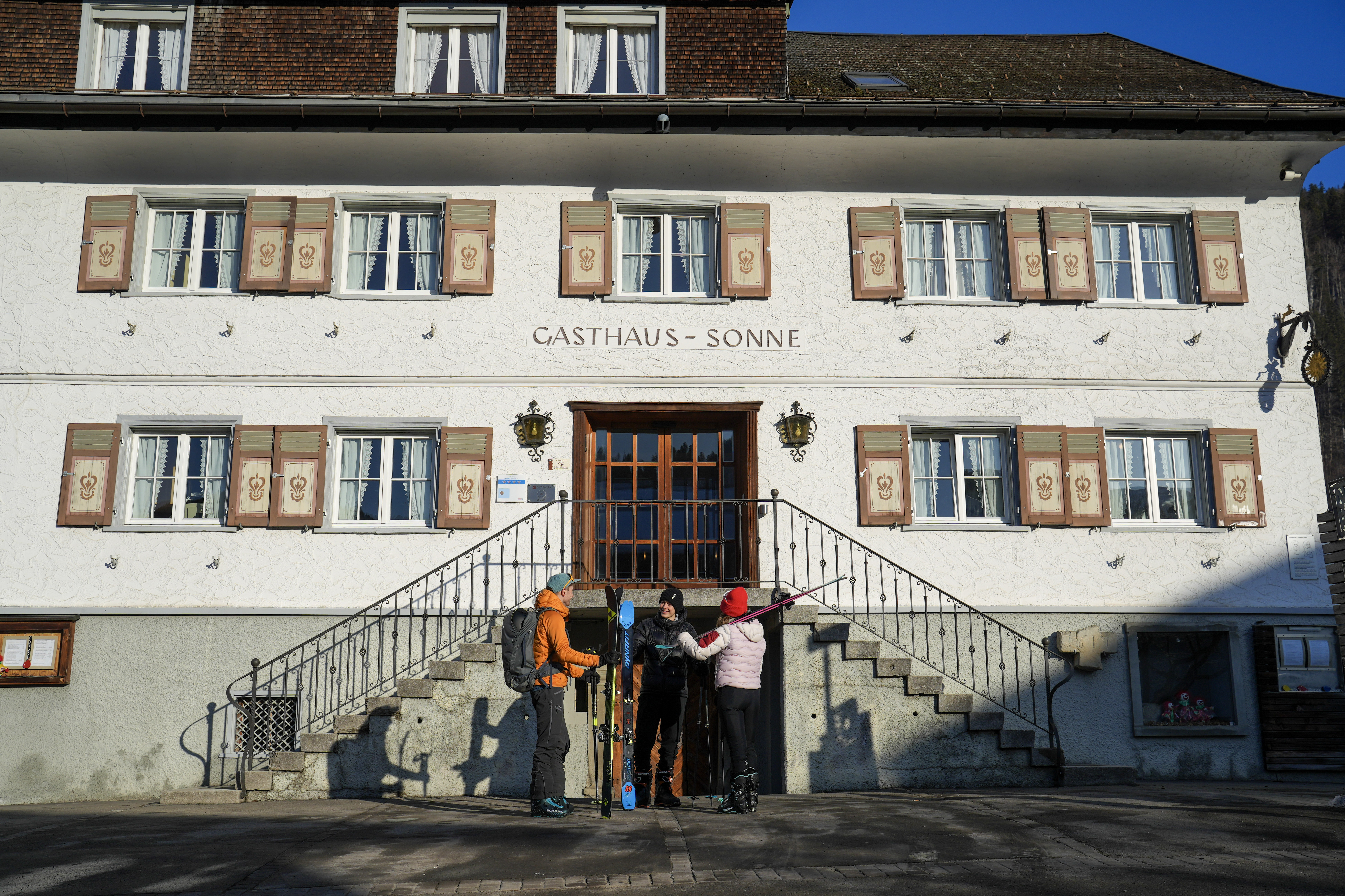 Kinderhotel: Haus außen im Winter - Sonne Bezau Familotel Bregenzerwald - Hotel | Umgebung
