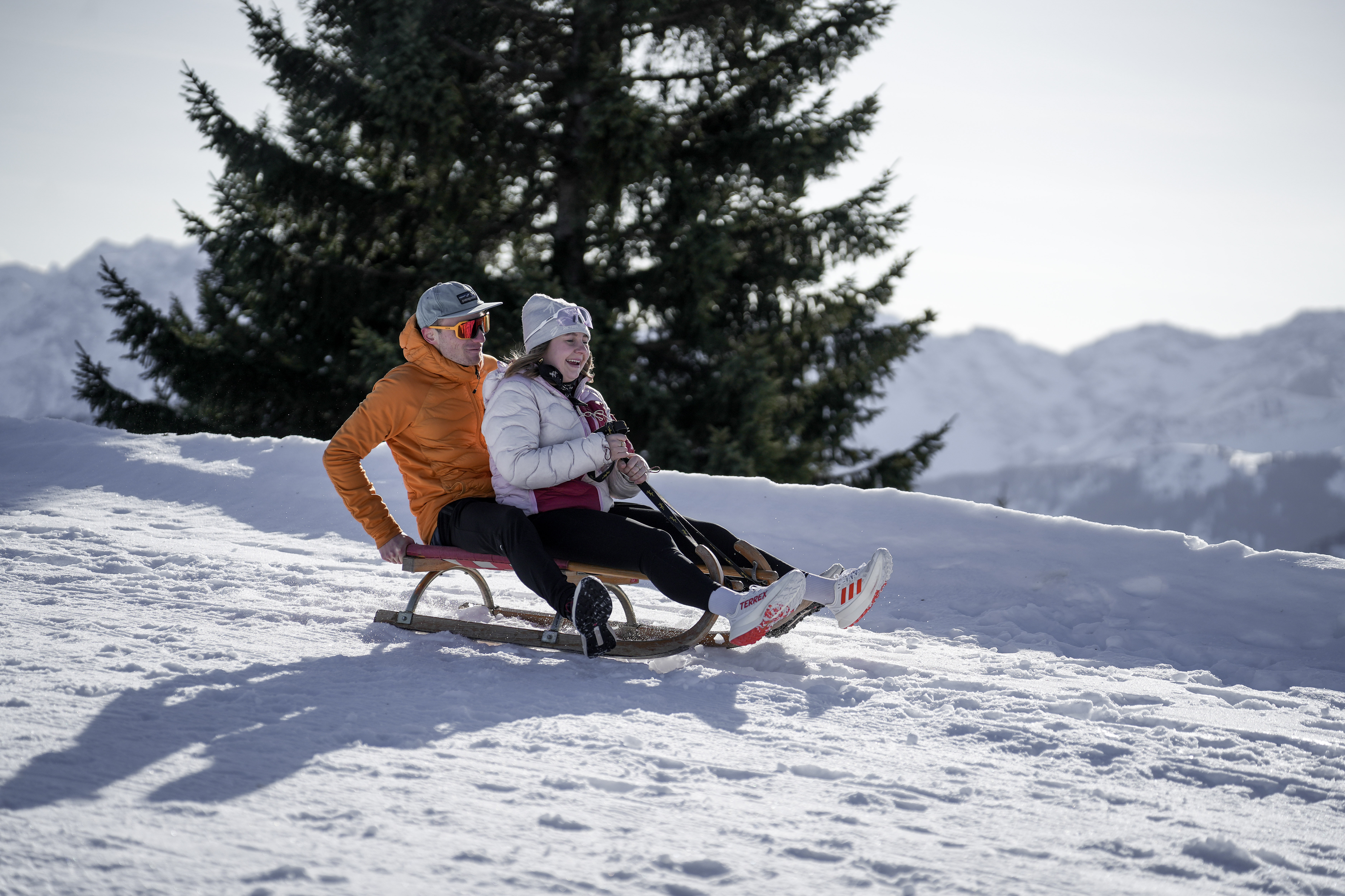 Kinderhotel: Rodelspaß - Sonne Bezau Familotel Bregenzerwald - Spielen | Entdecken
