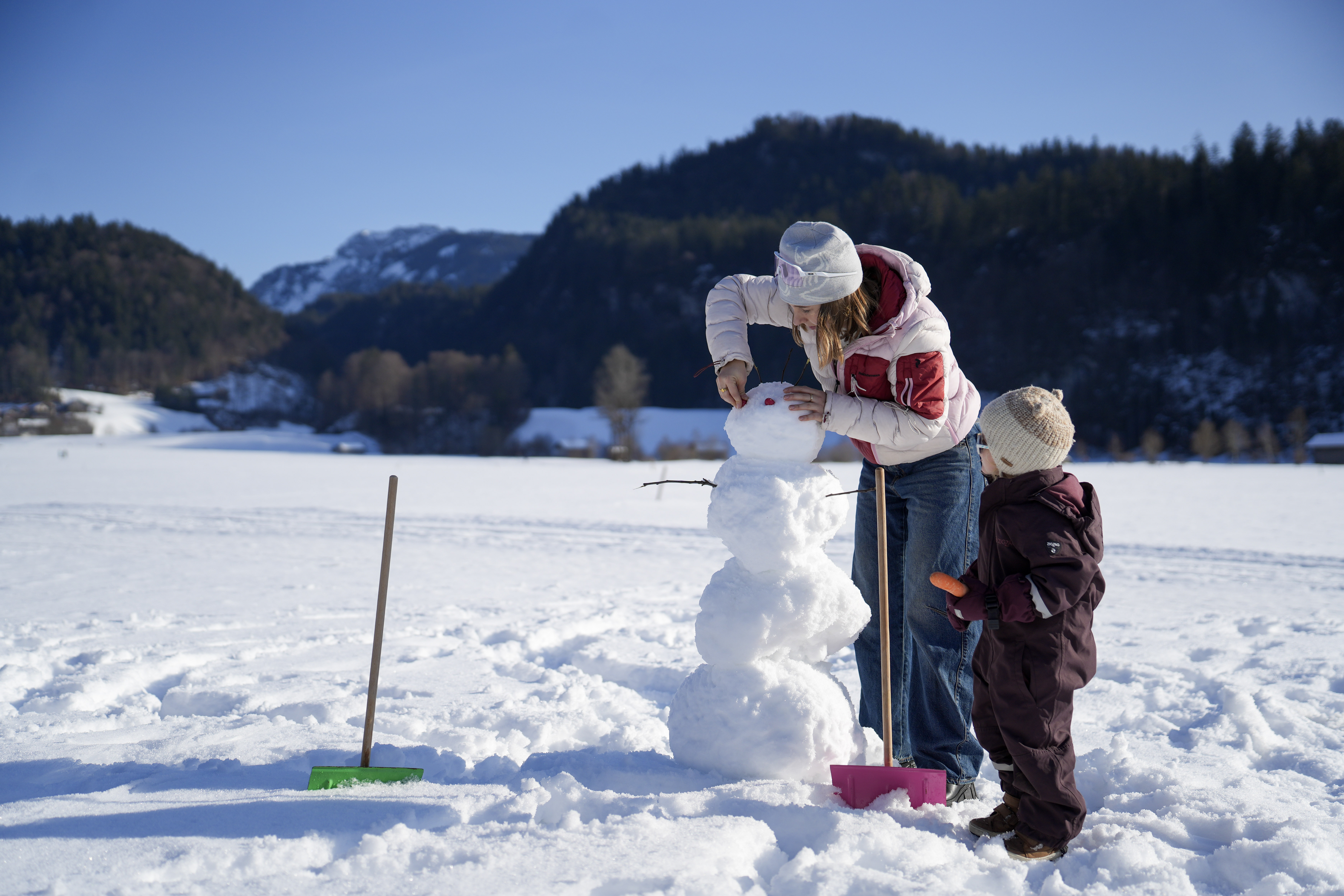 Kinderhotel: Schneemann bauen in der Kinderbetreuung - Sonne Bezau Familotel Bregenzerwald - Hotel | Umgebung
