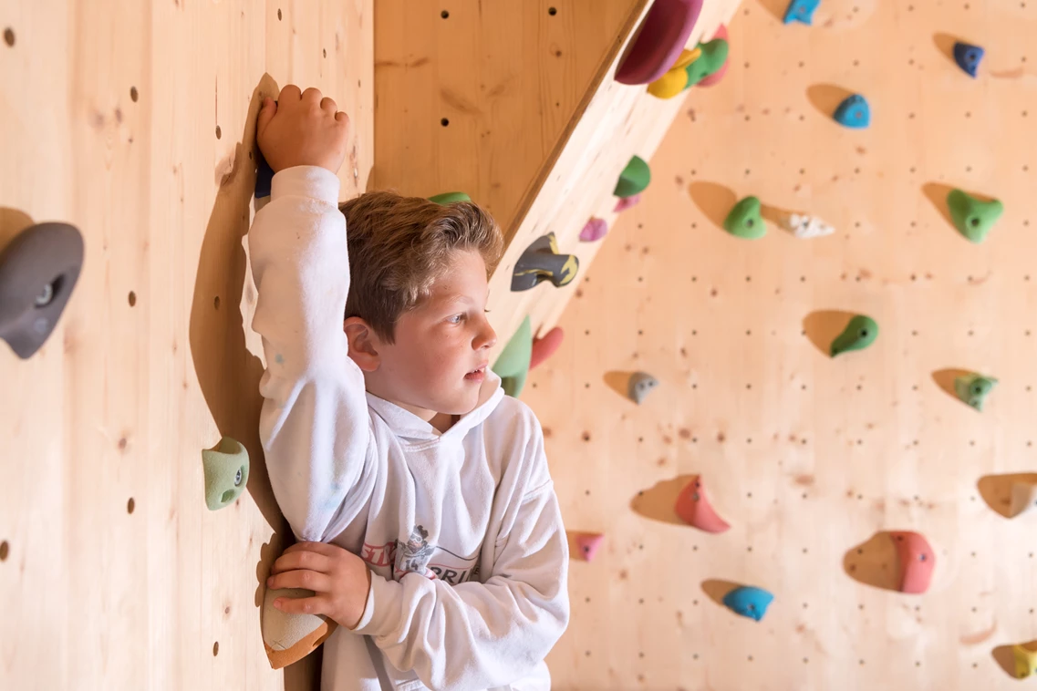 Kinderhotel: kleine Kletterwand - Hotel Bad Ratzes