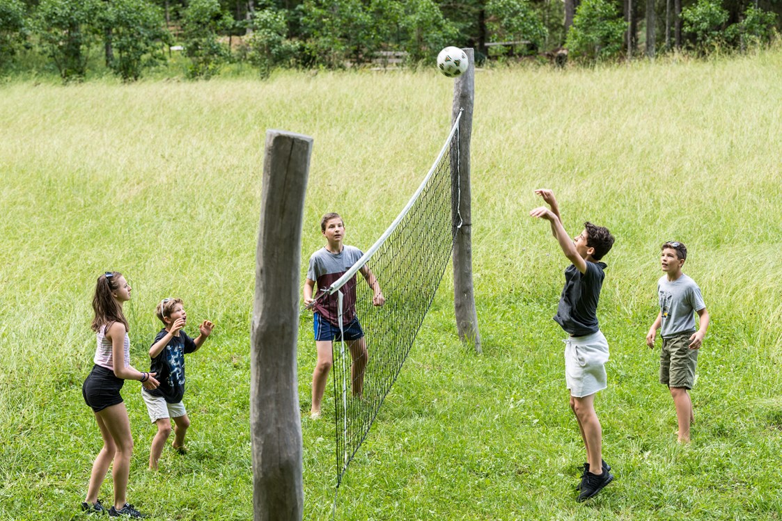Kinderhotel: Fussball und Volleyball auf der Wiese hinterm Haus - Hotel Bad Ratzes