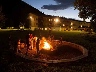 Kinderhotel: Am Lagerfeuer mit Stockbrot - Hotel Bad Ratzes