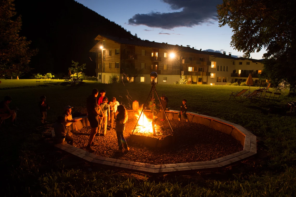 Kinderhotel: Am Lagerfeuer mit Stockbrot - Hotel Bad Ratzes