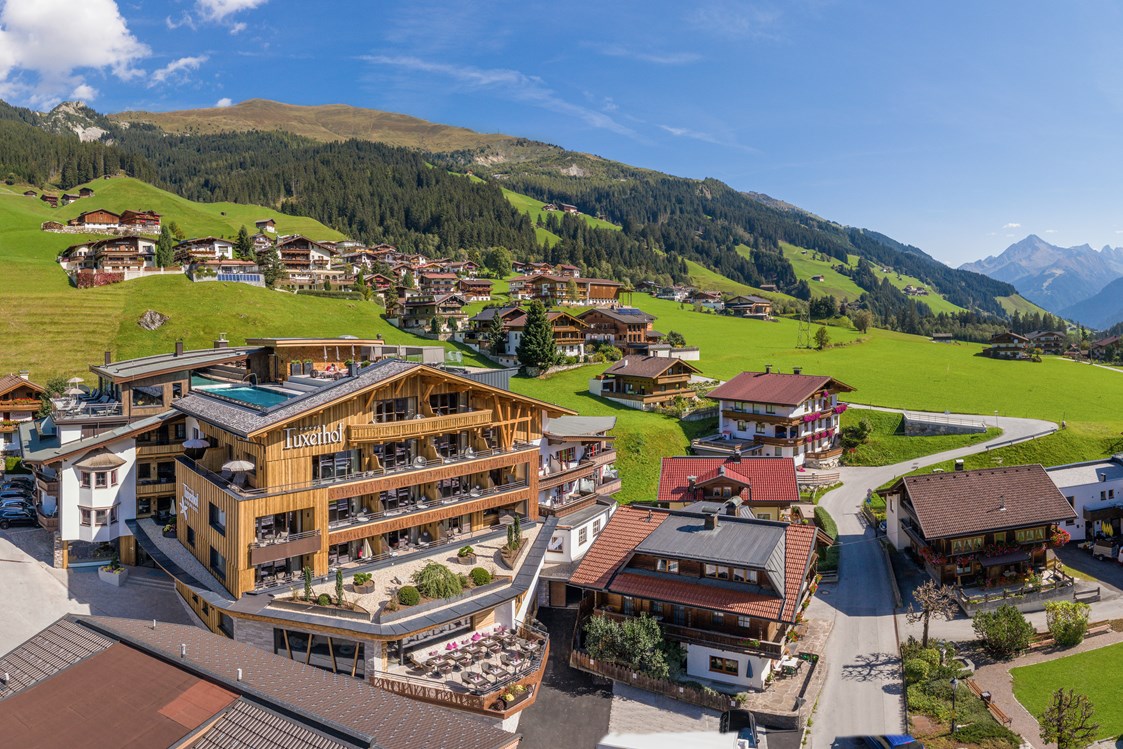 Kinderhotel: Hotel Alpin Spa Tuxerhof mit Sunset Relaxpool auf dem Dach - Hotel Alpin Spa Tuxerhof
