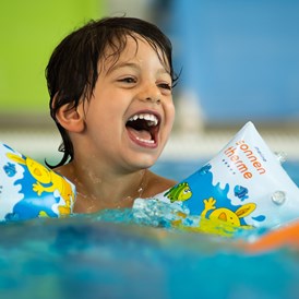 Kinderhotel: Kinder im Wasser-Relaxbecken - Hotel Sonnenpark**** Superior