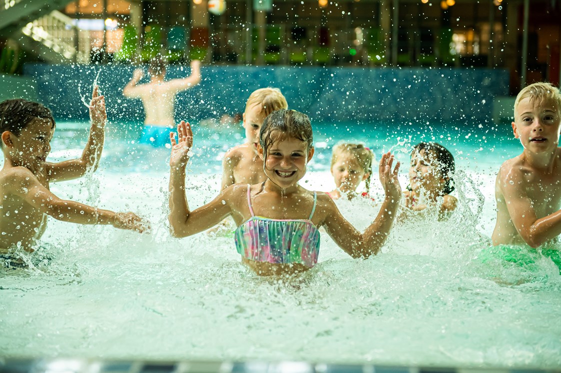 Kinderhotel: Kinder im Wasser-Relaxbecken - Hotel Sonnenpark**** Superior