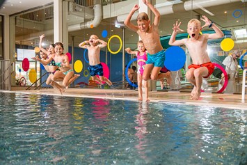 Kinderhotel: Kinder springen - Hotel Sonnenpark**** Superior