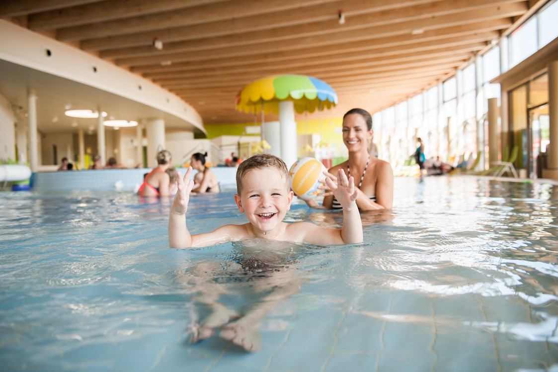 Kinderhotel: Kind im Wasser - Hotel Sonnenpark**** Superior