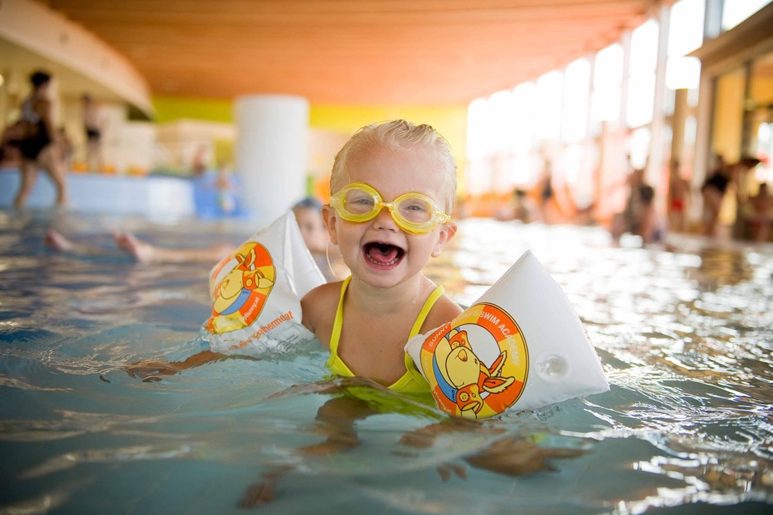 Kinderhotel: Kind im Wasser - Hotel Sonnenpark**** Superior