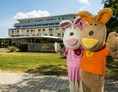 Kinderhotel: Sunny Bunny Pinky Bunny vor dem Hotel - Hotel Sonnenpark**** Superior