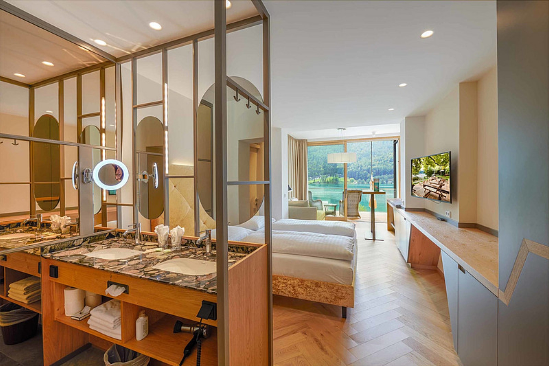 Familienhotel - Pools: Innenpool - Zimmeraufnahme - Hotel Amerika-Holzer am See