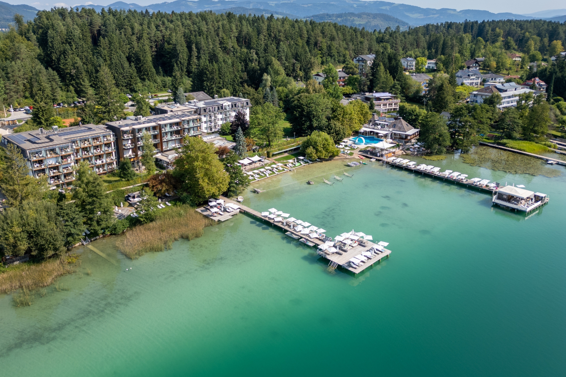 Familienhotel - Pools: Innenpool - Außenansicht Hotel - Hotel Amerika-Holzer am See