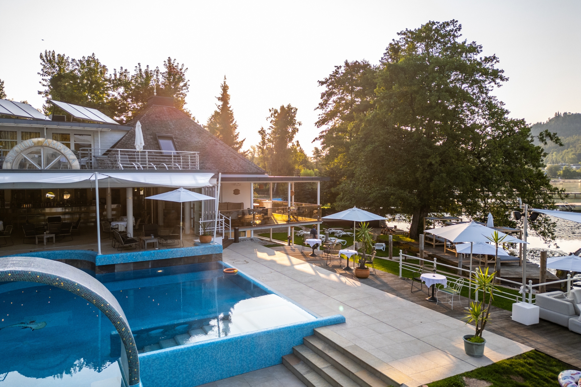 Familienhotel - Pools: Innenpool - Poolansicht mit Seeblick - Hotel Amerika-Holzer am See